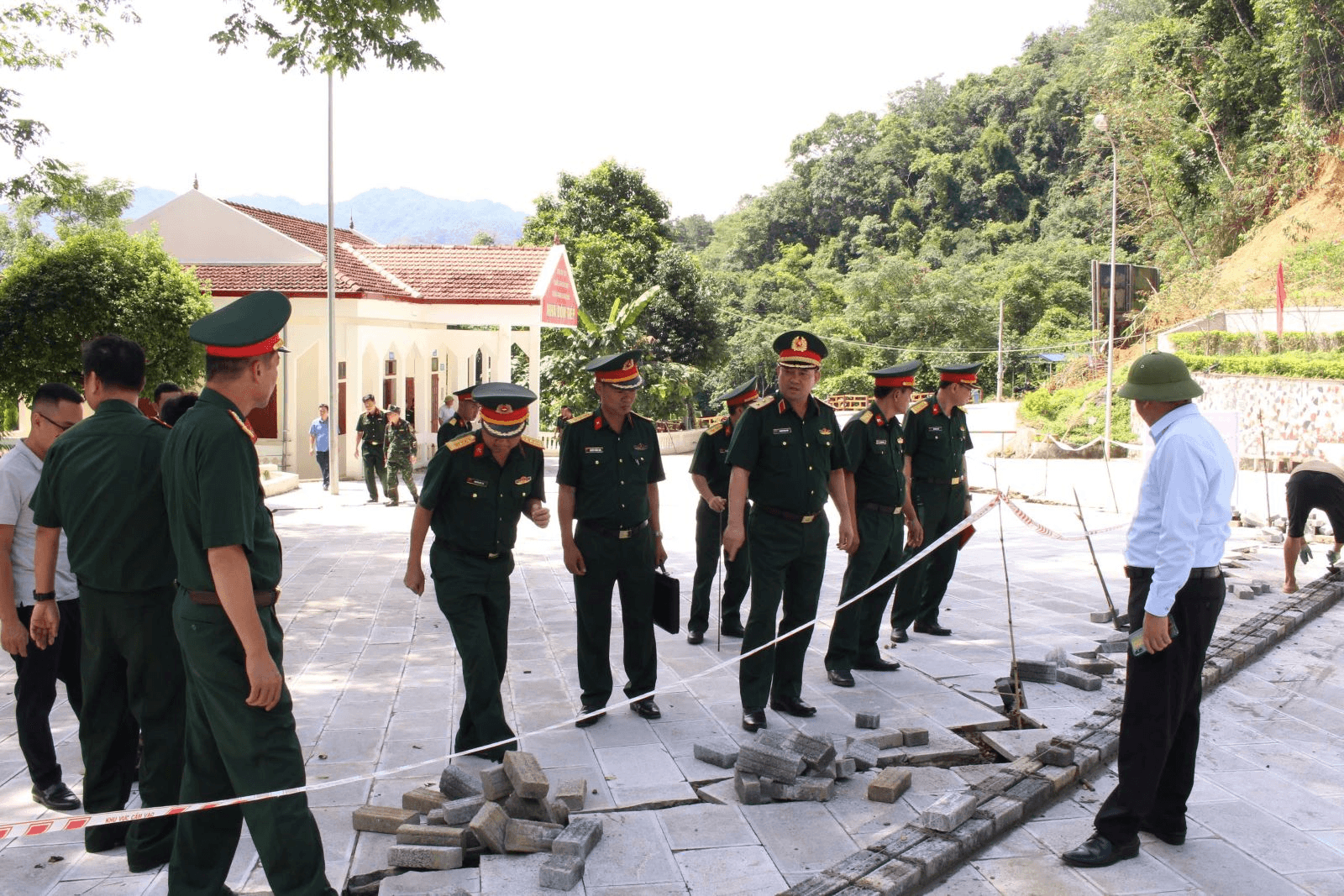 Tư lệnh Quân khu 1 kiểm tra các khu vực bị ảnh hưởng do bão số 3 tại Cao Bằng