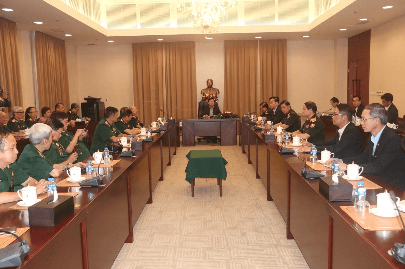 Tổng Bí thư, Chủ tịch nước Lào Thongloun Sisoulith tiếp cựu quân tình nguyện và chuyên gia quân sự Việt Nam