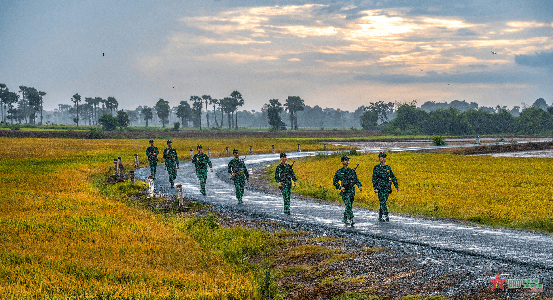 Sắc màu biên cương