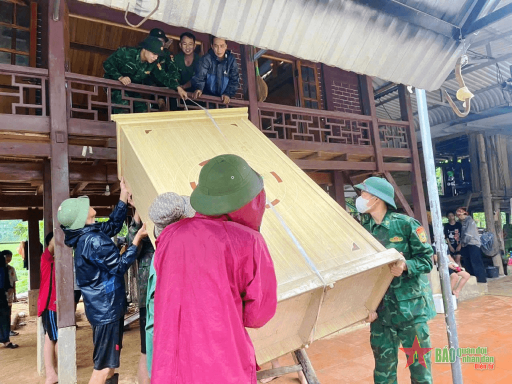 Đoàn Kinh tế - Quốc phòng 5 (Quân khu 4): Phối hợp di dời 50 hộ dân huyện miền núi Thanh Hóa đến nơi an toàn