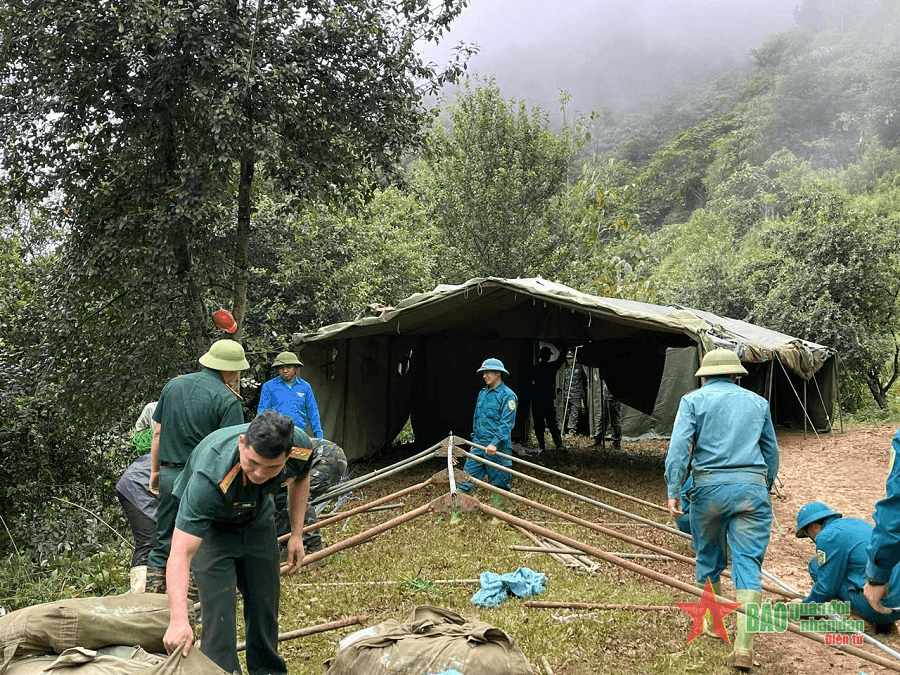 Bộ đội, dân quân tỉnh Sơn La dựng nhà tạm giúp dân tránh sạt lở đất