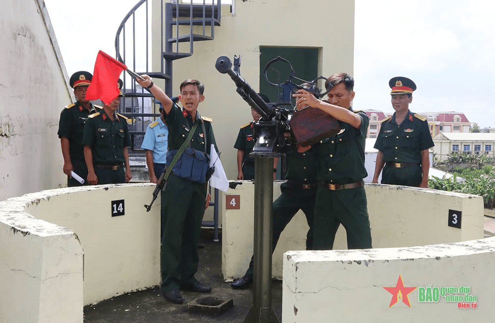 Kiểm tra công tác phòng không nhân dân tại Tiền Giang và Bến Tre