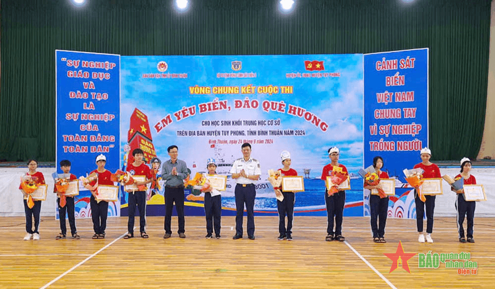 Trao giải cuộc thi “Em yêu biển, đảo quê hương” tại Bình Thuận