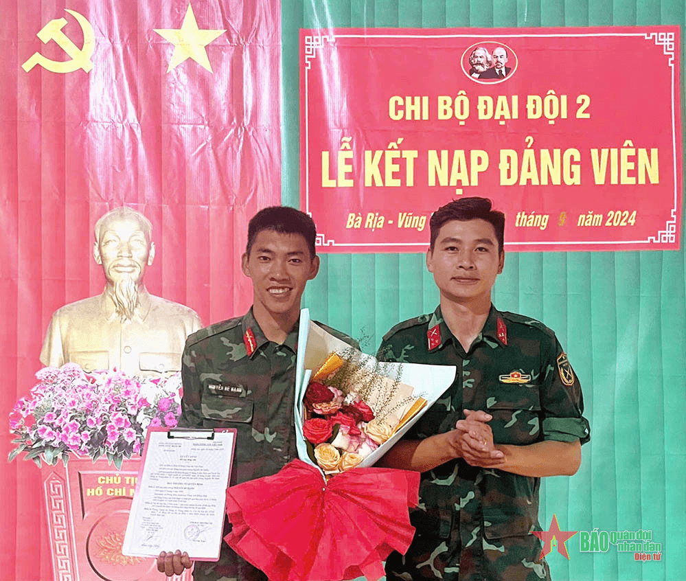 Kết nạp đảng trên trận địa diễn tập