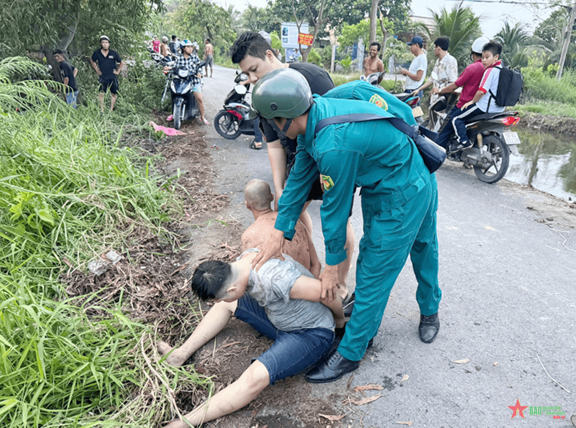 TP Hồ Chí Minh: Hai đồng chí dân quân dũng cảm bắt 2 đối tượng trộm tài sản