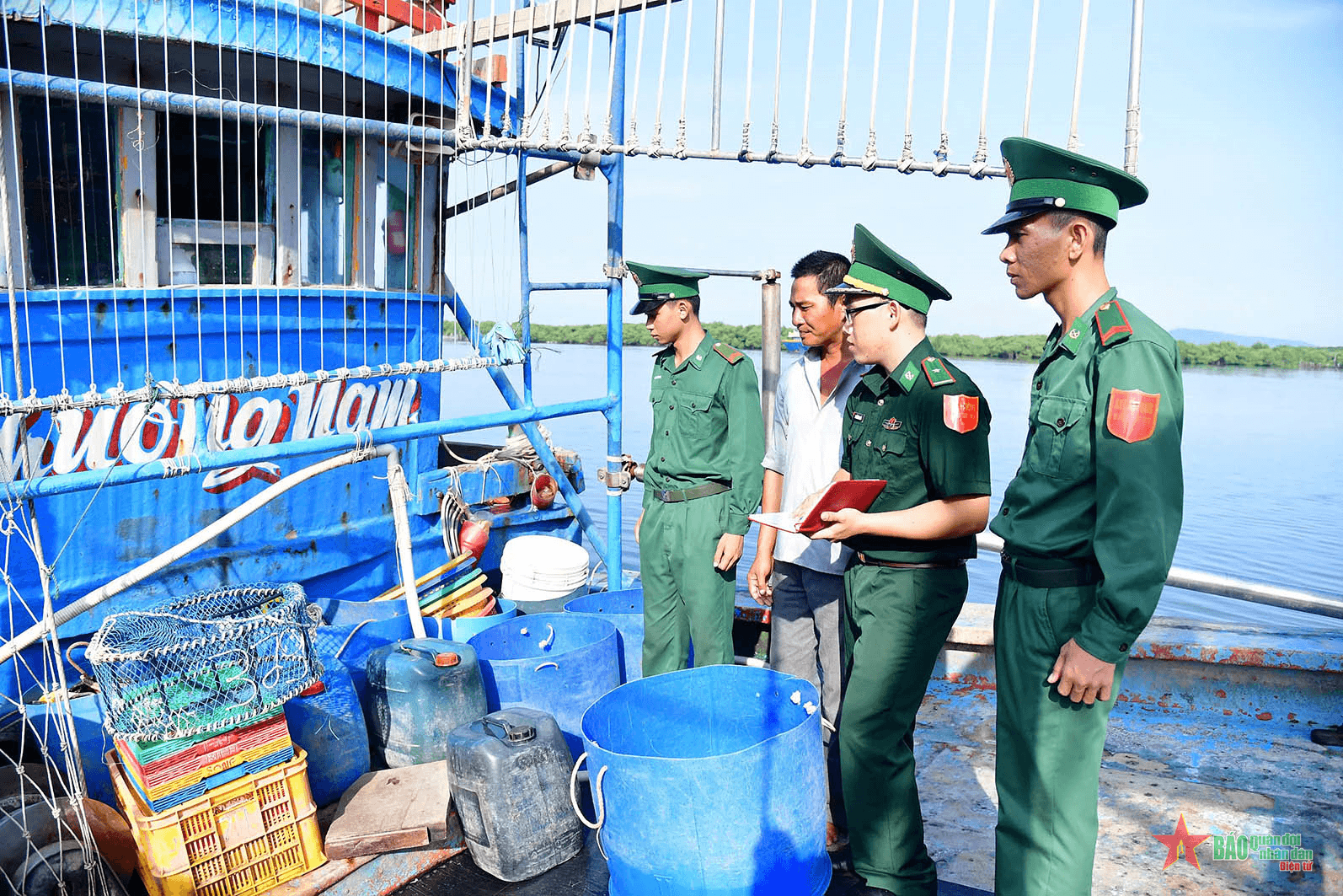 Hải đoàn Biên phòng 18 phát hiện hai tàu cá vi phạm quy định trong lĩnh vực thủy sản