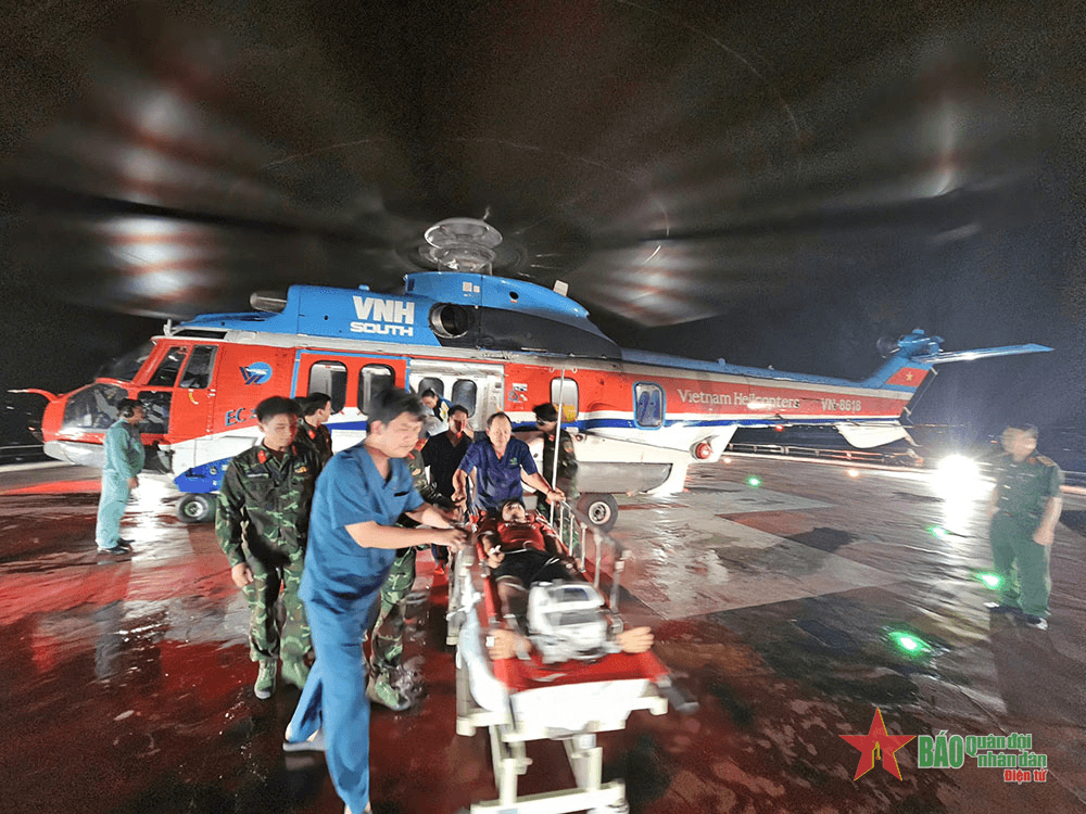 Trực thăng của Binh đoàn 18 bay cấp cứu bệnh nhân ở Trường Sa