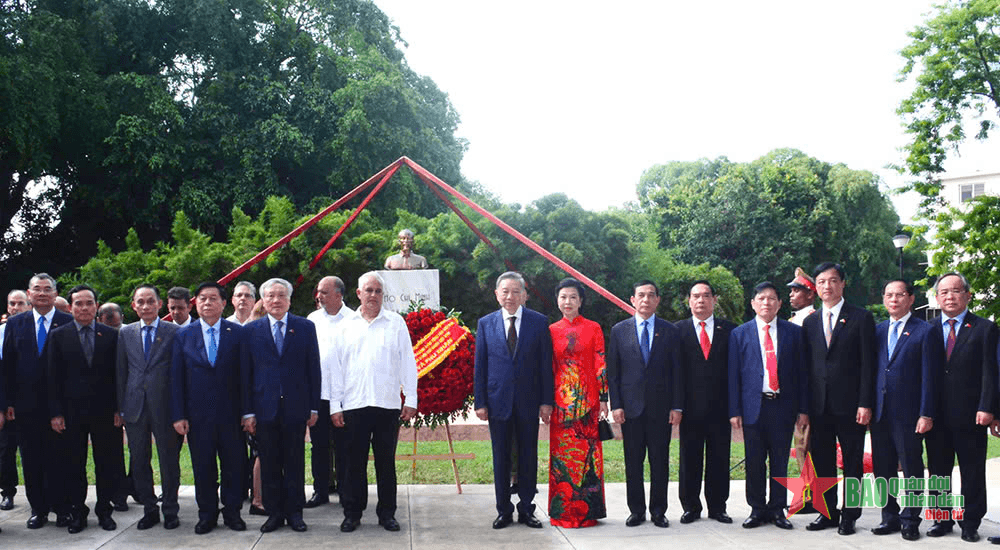 Tổng Bí thư, Chủ tịch nước Tô Lâm đặt vòng hoa tại Tượng đài Chủ tịch Hồ Chí Minh ở La Habana