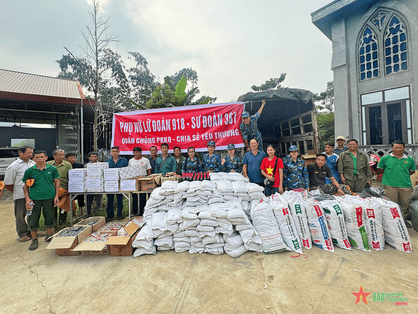 Phụ nữ Sư đoàn 367 và Lữ đoàn 918 phối hợp thực hiện chương trình “Hành trình kết nối, chia sẻ yêu thương”