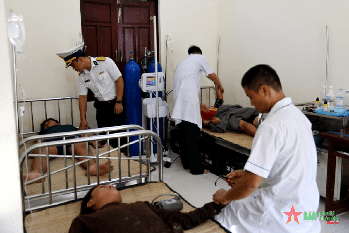 Quân y Lữ đoàn 146 cấp cứu 4 ngư dân gặp nạn trên vùng biển Trường Sa