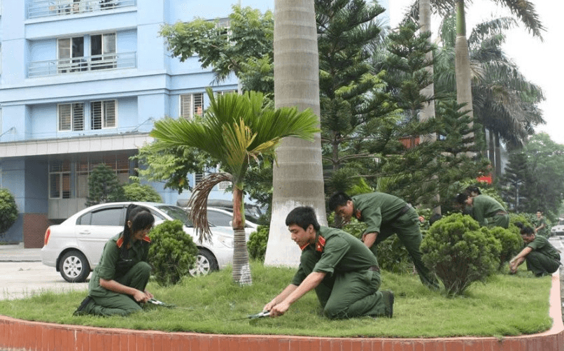 Doanh trại và giảng đường đều xanh, sạch, đẹp