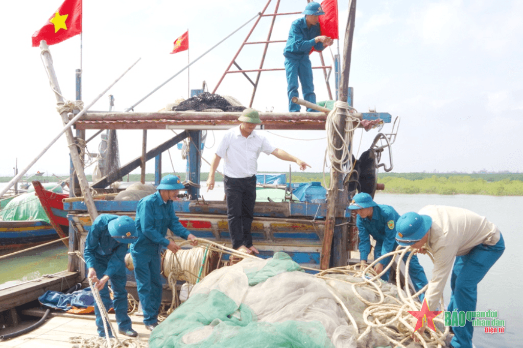 Hà Tĩnh: Dân quân biển đồng hành cùng ngư dân vươn khơi