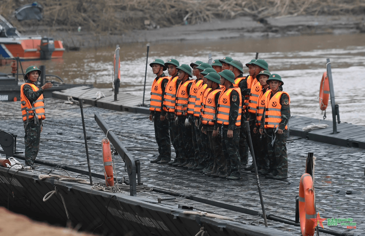 Bộ đội Công binh bắt đầu bắc cầu phao tạm thay thế cầu Phong Châu (Phú Thọ)
