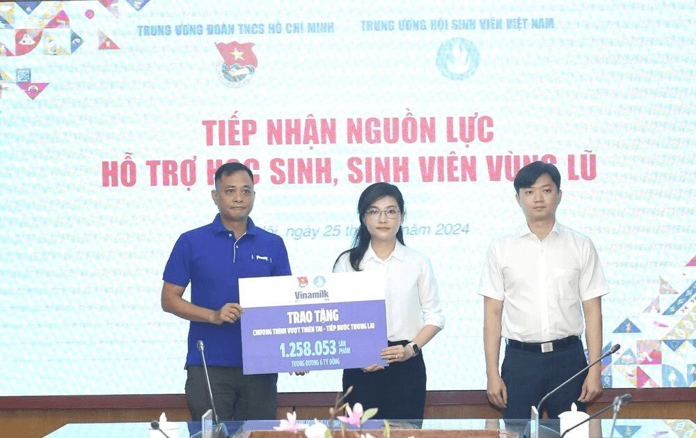 Vinamilk hỗ trợ hơn 6 tỷ đồng cho học sinh, sinh viên vùng bão lũ