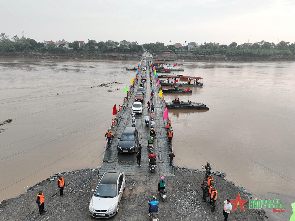 Chính thức thông cầu phao tạm thay thế cầu Phong Châu (Phú Thọ)