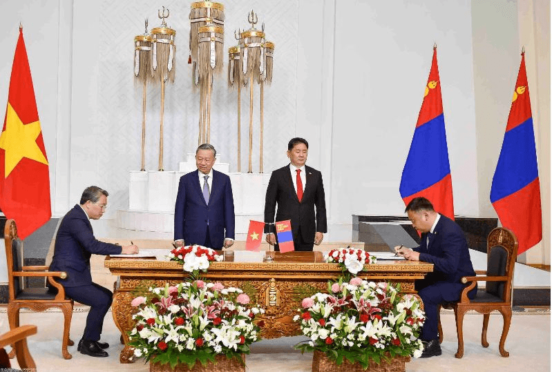 Tổng Bí thư, Chủ tịch nước Tô Lâm và Tổng thống Mông Cổ Ukhnaagiin Khurelsukh chứng kiến Lễ ký các văn kiện hợp tác