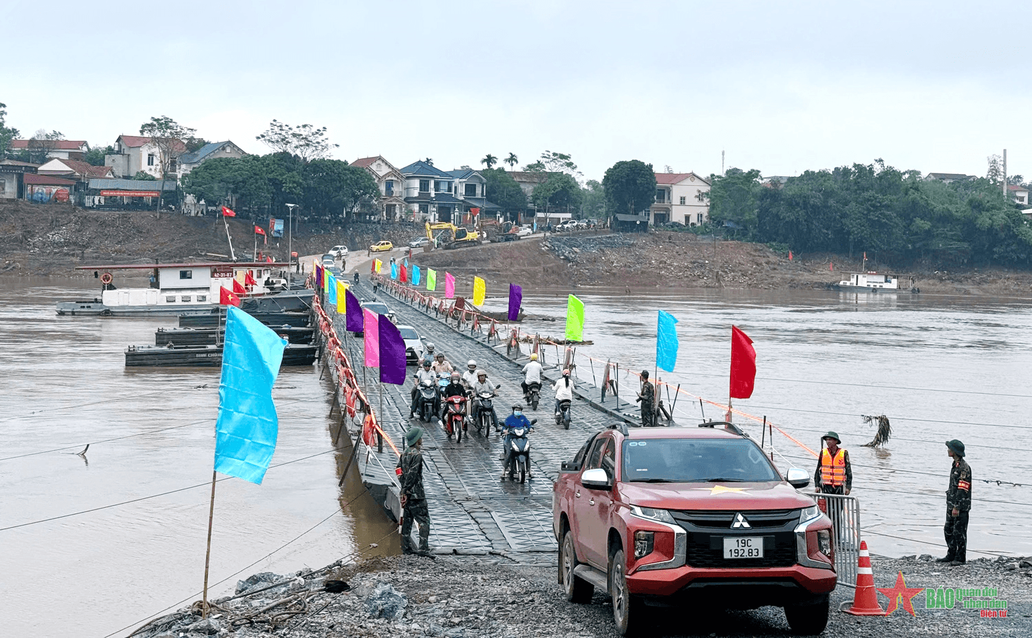 Quy định về bảo đảm giao thông sau khi thông cầu phao tạm thay thế cầu Phong Châu