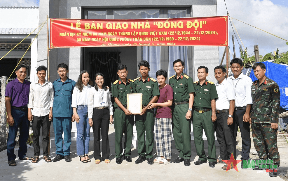 An Giang: Bàn giao nhà đồng đội tại huyện Tri Tôn