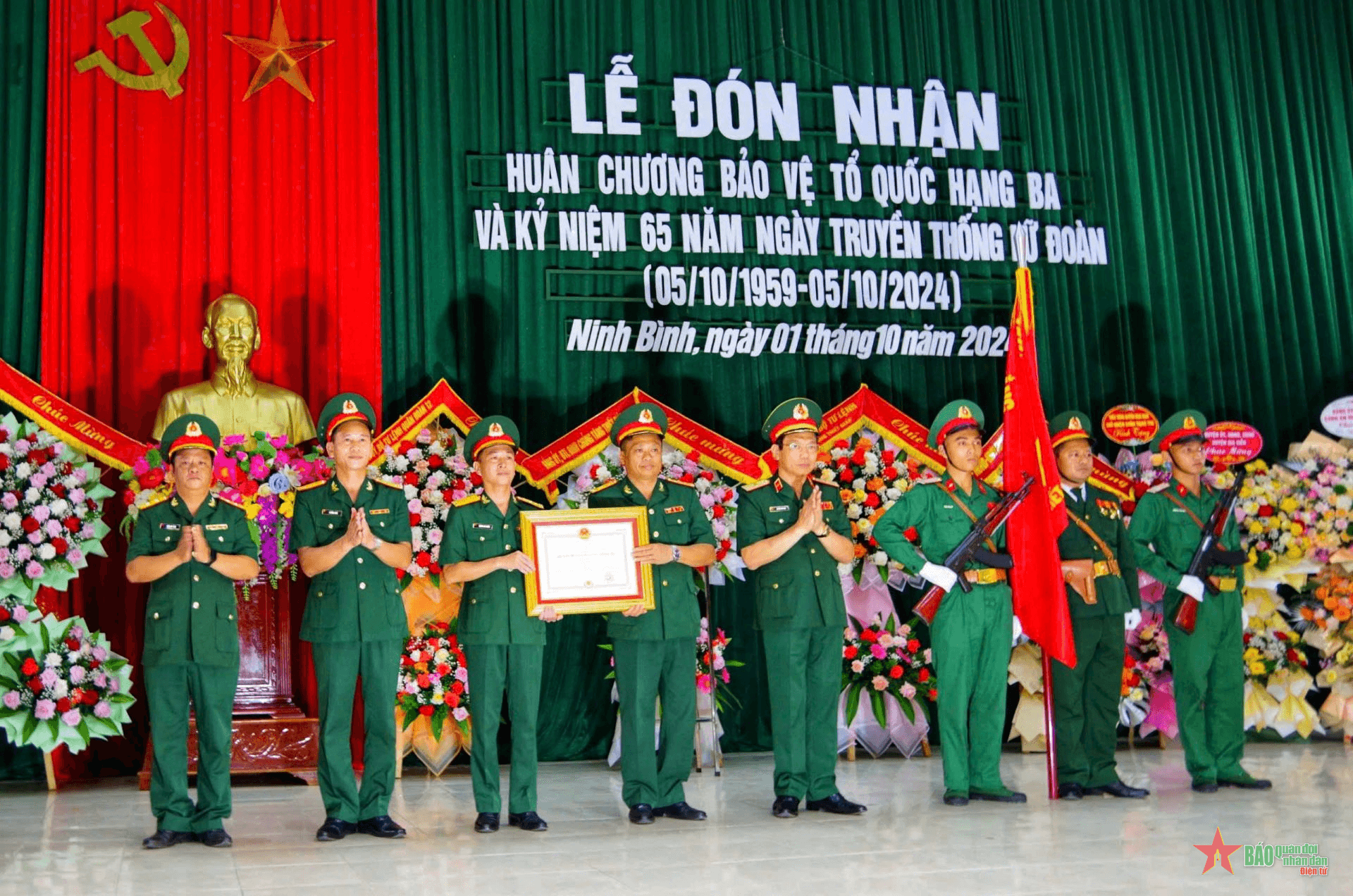 Lữ đoàn Tăng thiết giáp 202 đón nhận huân chương Bảo vệ Tổ quốc hạng Ba