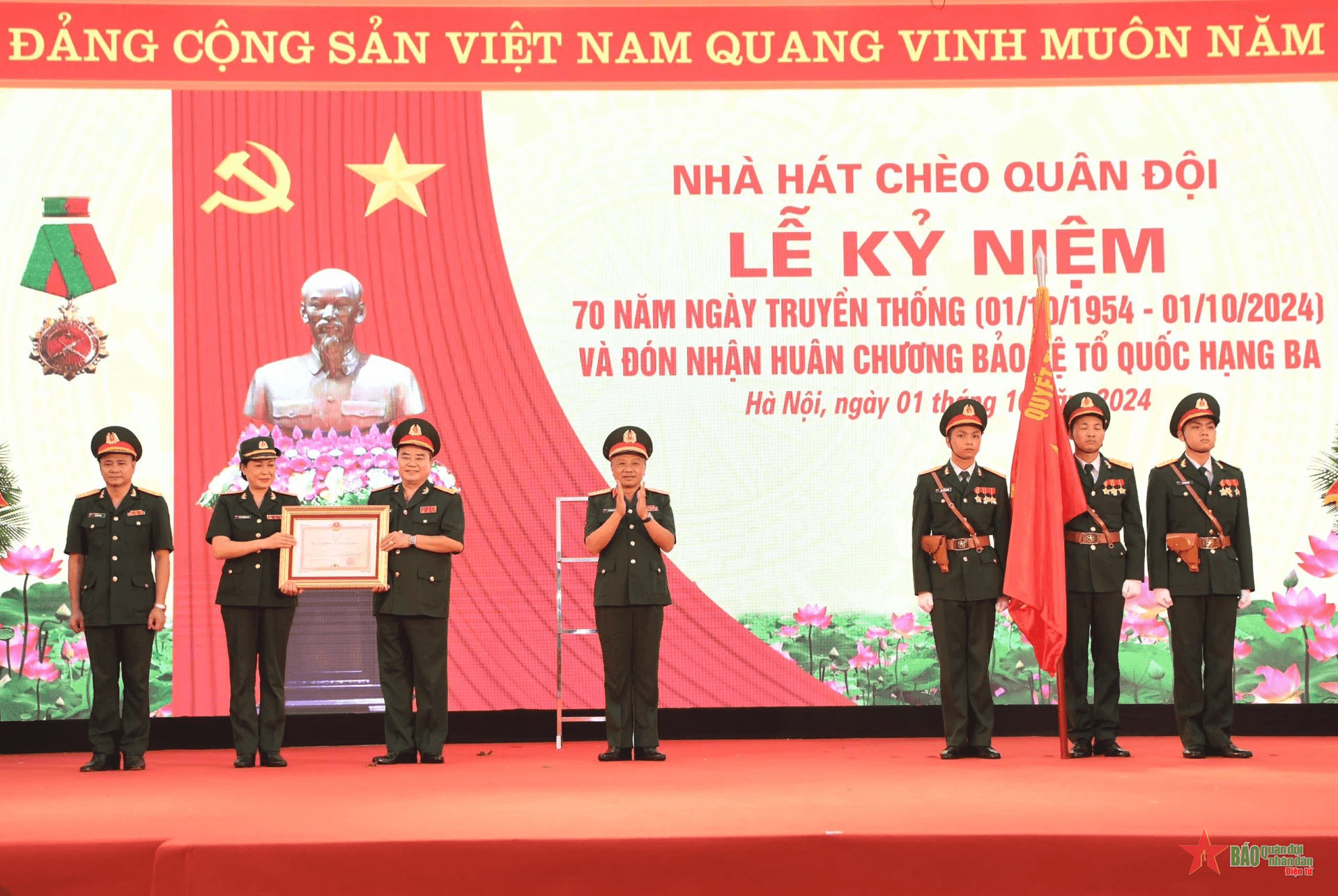 Nhà hát Chèo Quân đội đón nhận Huân chương Bảo vệ Tổ quốc hạng Ba