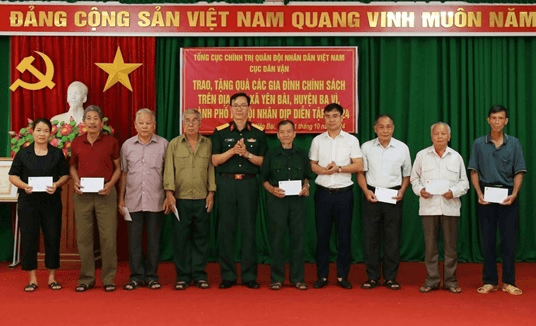 Cục Dân vận tặng quà các gia đình chính sách