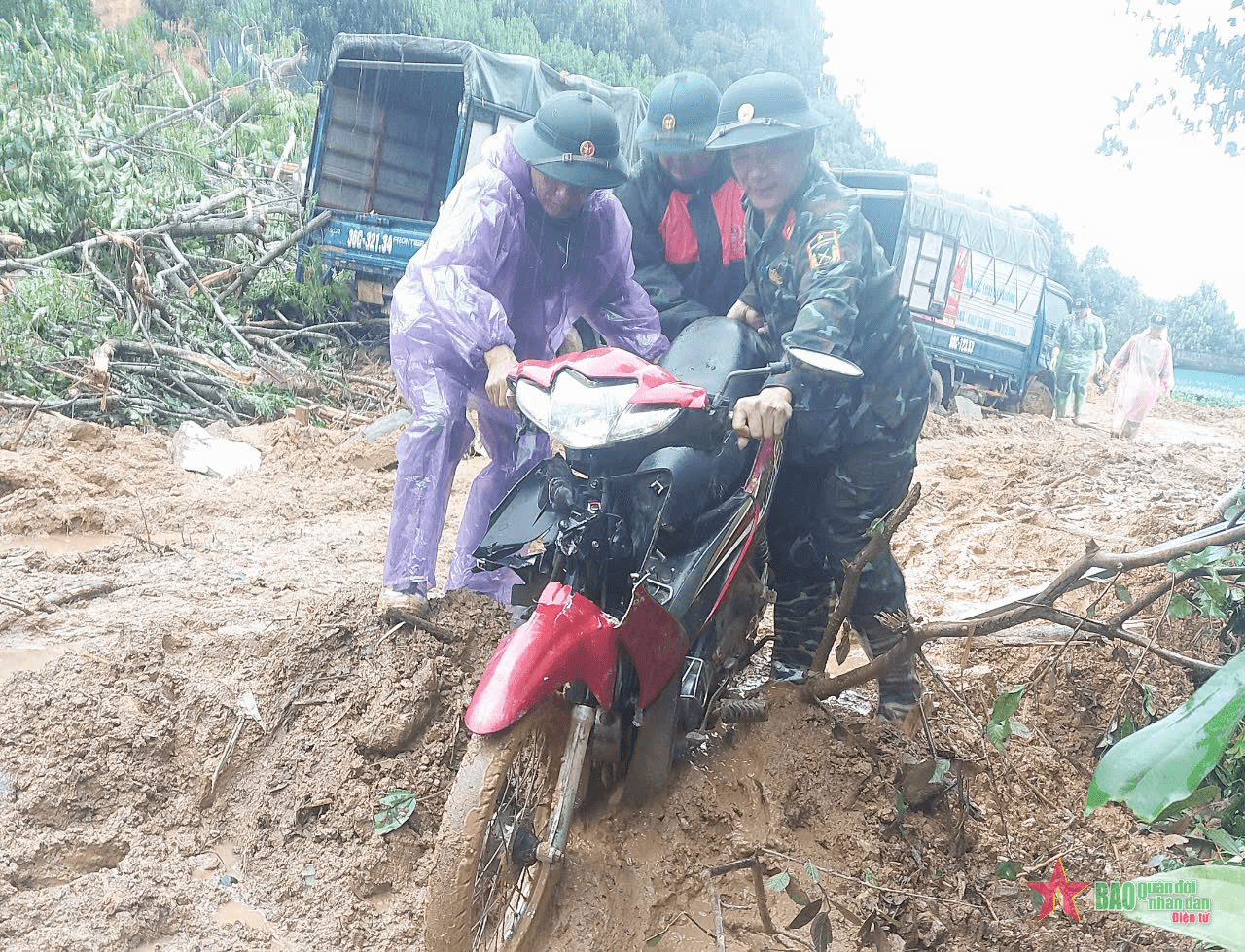 Hà Giang: Trời mưa to, lực lượng vũ trang tiếp tục tìm kiếm nạn nhân vụ sạt lở đất ở Bắc Quang