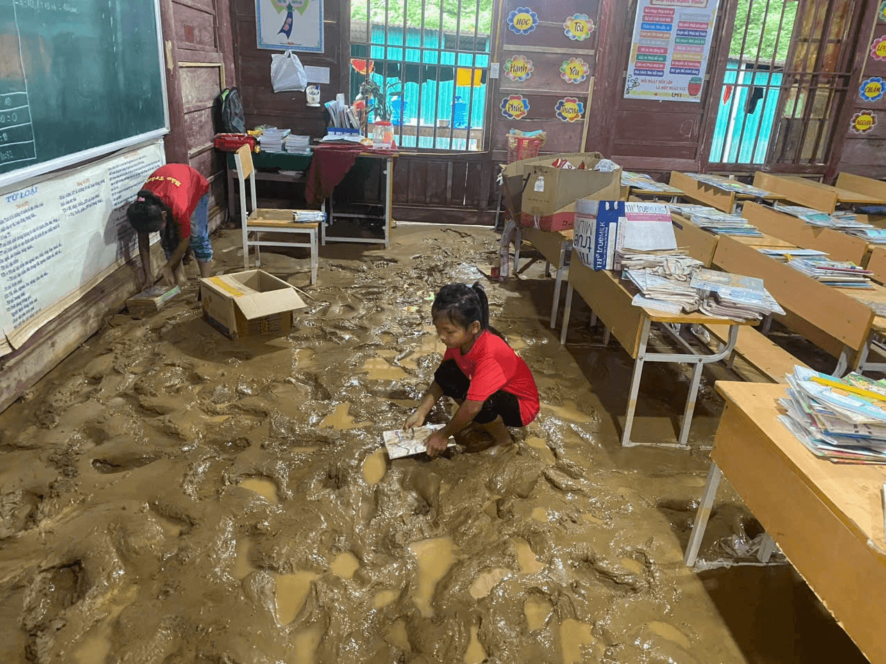 Nghệ An: Bộ đội, dân quân khắc phục hậu quả lũ quét, sạt lở đất tại huyện Tương Dương