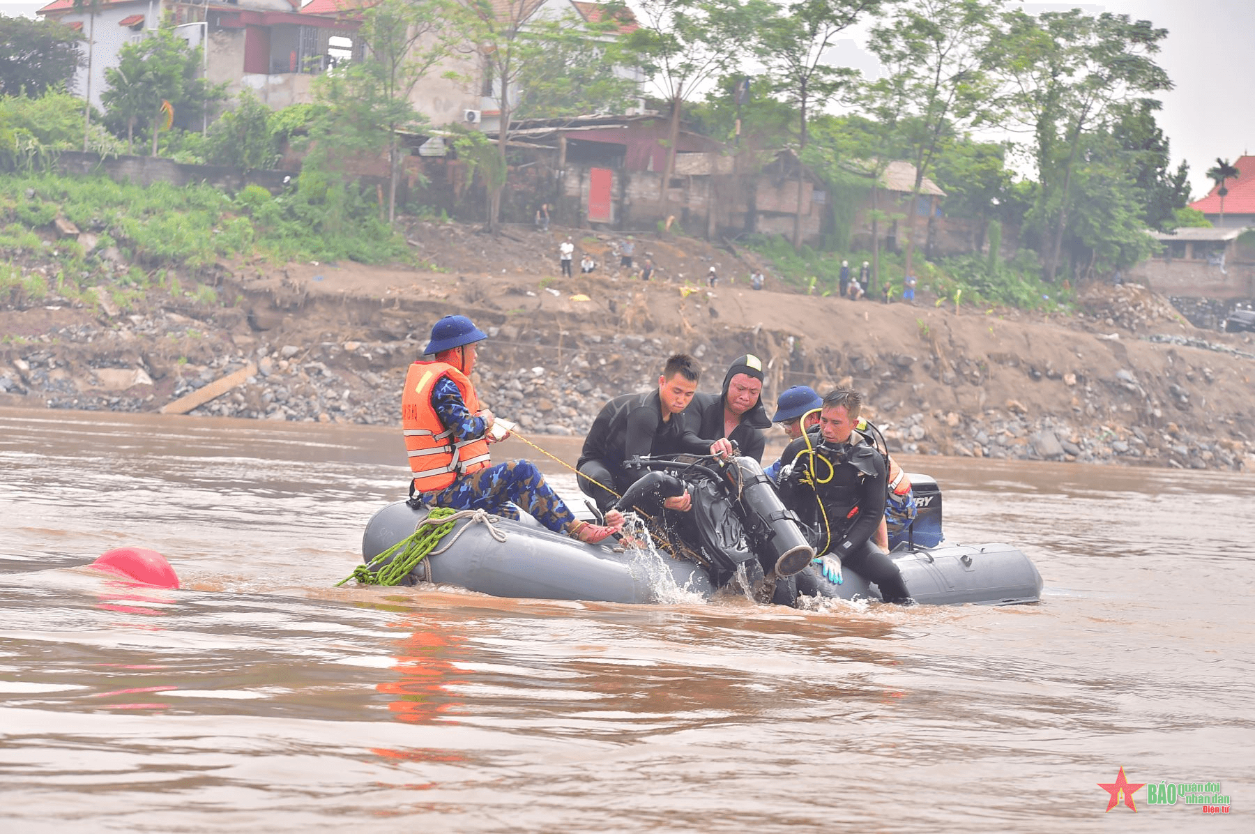 Thợ lặn nỗ lực tìm kiếm các nạn nhân còn mất tích trong vụ sập cầu Phong Châu