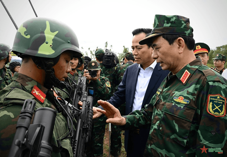 Đại tướng Phan Văn Giang chỉ đạo thực binh diễn tập khu vực phòng thủ TP Hà Nội