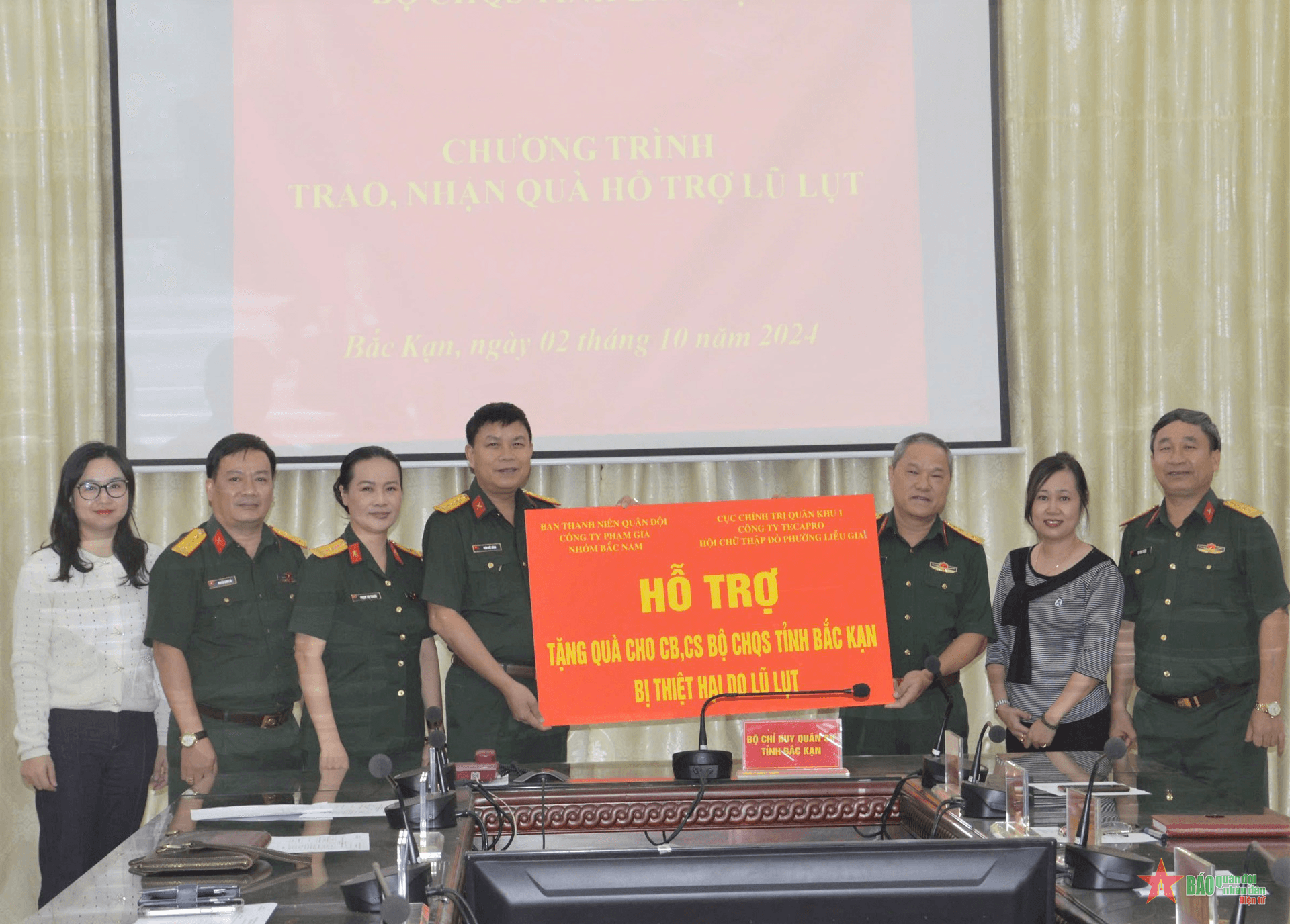 Ban Thanh niên Quân đội tặng quà người dân bị thiệt hại do lũ lụt