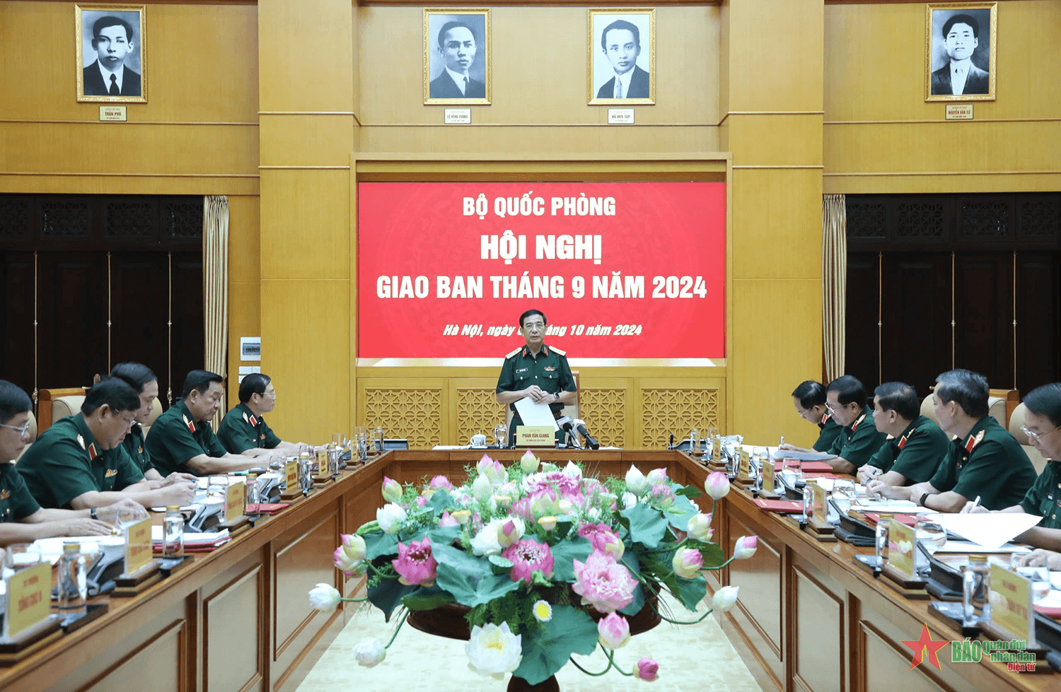 Quân đội nghiên cứu sử dụng phà quân sự phục vụ người dân lưu thông tại khu vực cầu Phong Châu (Phú Thọ)