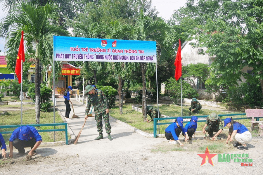 Trường Sĩ quan Thông tin kết hợp làm tốt công tác dân vận trong diễn tập