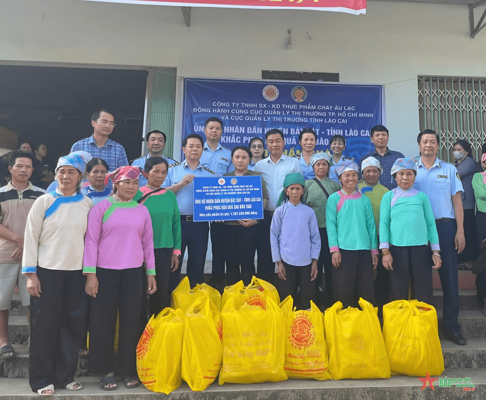 Lực lượng quản lý thị trường hỗ trợ người dân huyện Bát Xát khắc phục hậu quả sau bão