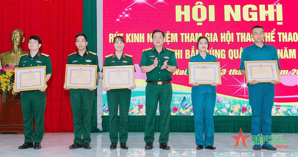 Bộ CHQS tỉnh Đồng Nai khen thưởng các tập thể, cá nhân tiêu biểu trong hội thi, hội thao