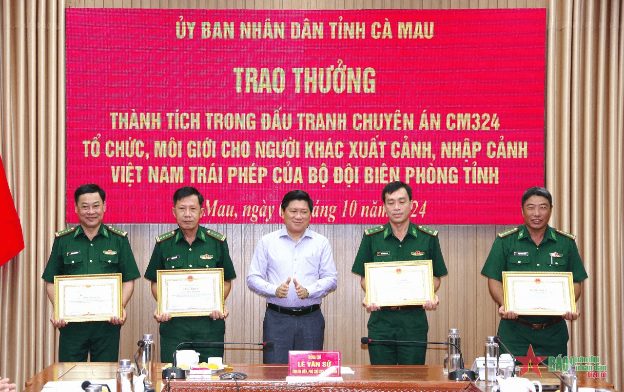 Trao bằng khen tặng quân nhân thuộc Bộ đội Biên phòng tỉnh Cà Mau