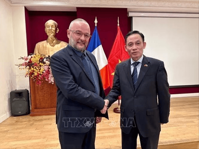 Trưởng ban Đối ngoại Trung ương Lê Hoài Trung tiếp Bí thư Trung ương phụ trách Đối ngoại Đảng Xã hội Pháp