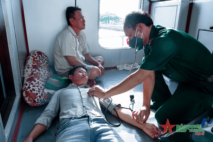 Hải đội 2 Biên phòng Sóc Trăng cứu nạn thành công 6 thuyền viên vào bờ an toàn