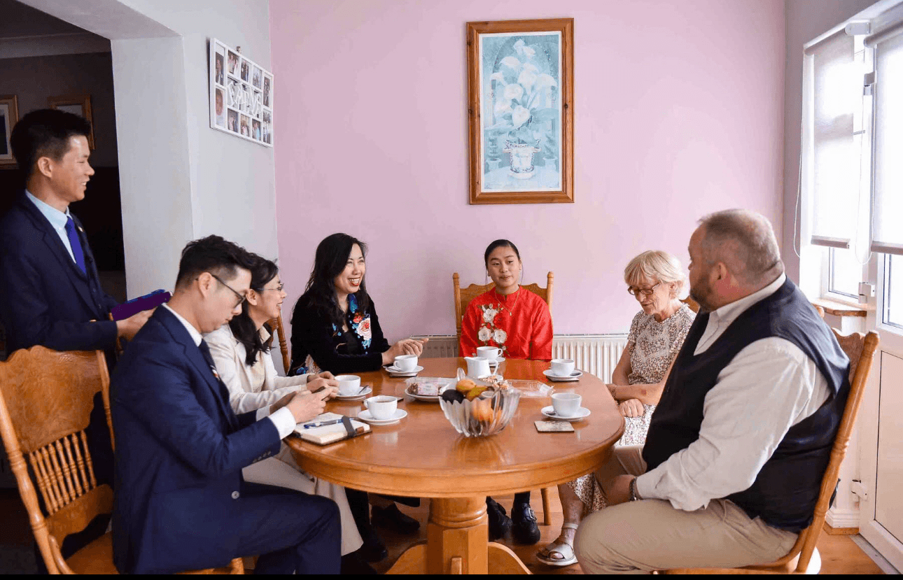 Ấm áp tình yêu thương của bố mẹ Ireland dành cho con nuôi Việt Nam
