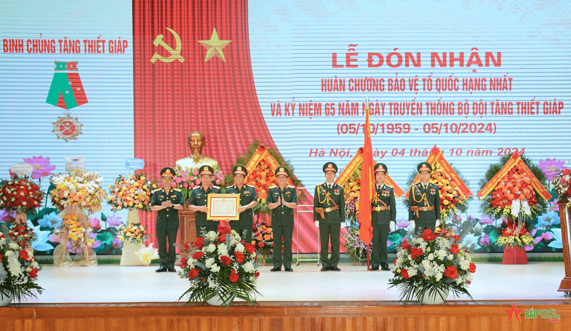 Binh chủng Tăng thiết giáp đón nhận Huân chương Bảo vệ Tổ quốc hạng Nhất