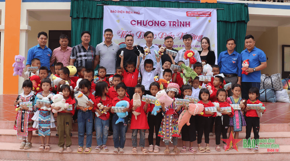 Điện Biên: Trao 225 suất quà tặng học sinh và hộ nghèo