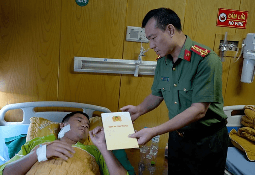 Bắt đối tượng dùng dao, kiếm tấn công tổ công tác của Công an xã