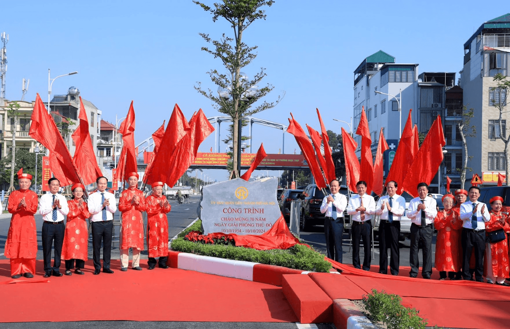 Gắn biển các công trình chào mừng 70 năm Ngày Giải phóng Thủ đô ở quận Long Biên và quận Tây Hồ