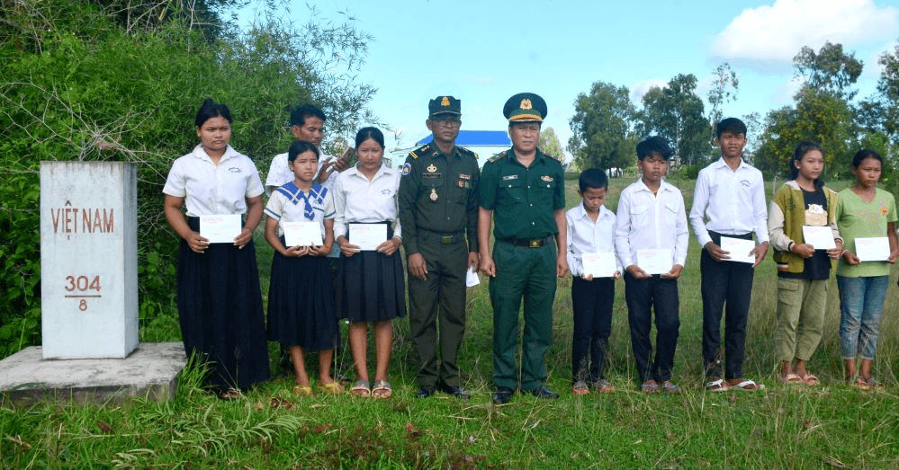 Trao học bổng tặng học sinh nghèo vượt khó Campuchia