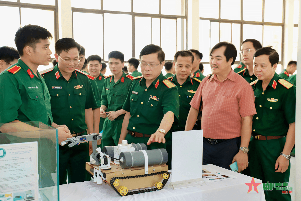 Bộ đội Cụ Hồ tiên phong dấn thân, bền bỉ cống hiến, sáng tạo