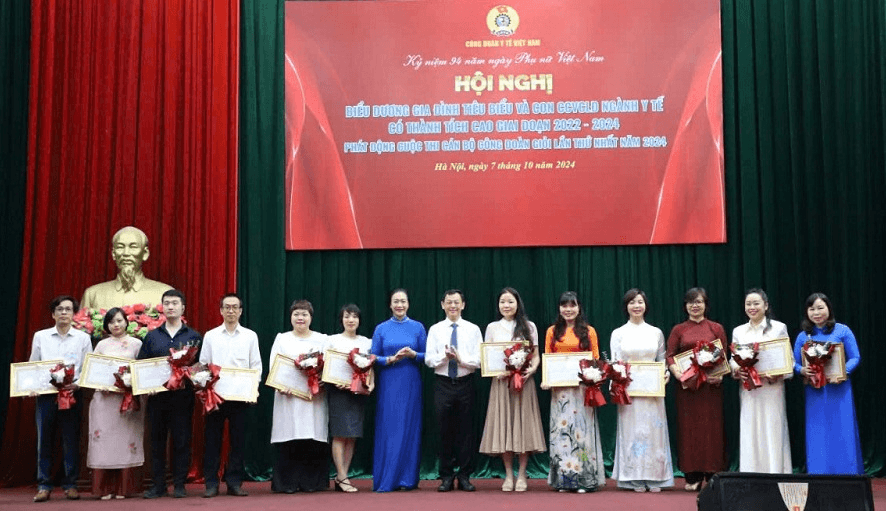 Biểu dương gia đình tiêu biểu và con cán bộ công đoàn ngành y tế đạt thành tích cao trong học tập