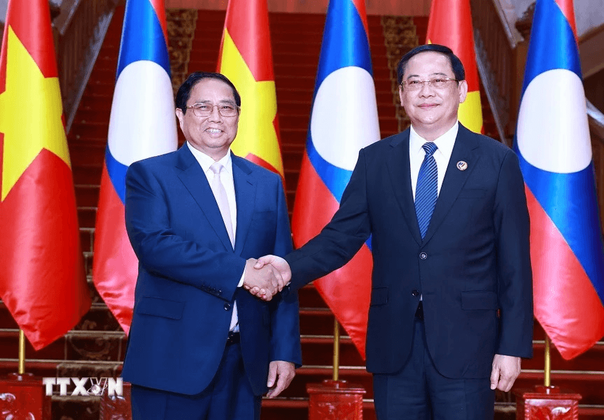 Thủ tướng Phạm Minh Chính gặp Thủ tướng Lào Sonexay Siphandone