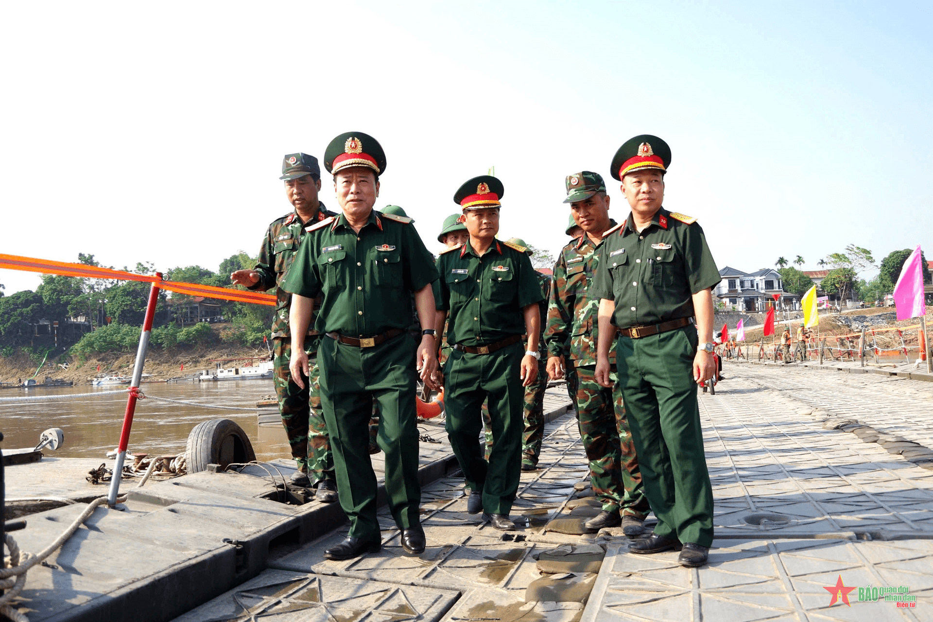 Thiếu tướng Đinh Ngọc Tường động viên bộ đội Công binh làm nhiệm vụ vận hành cầu phao