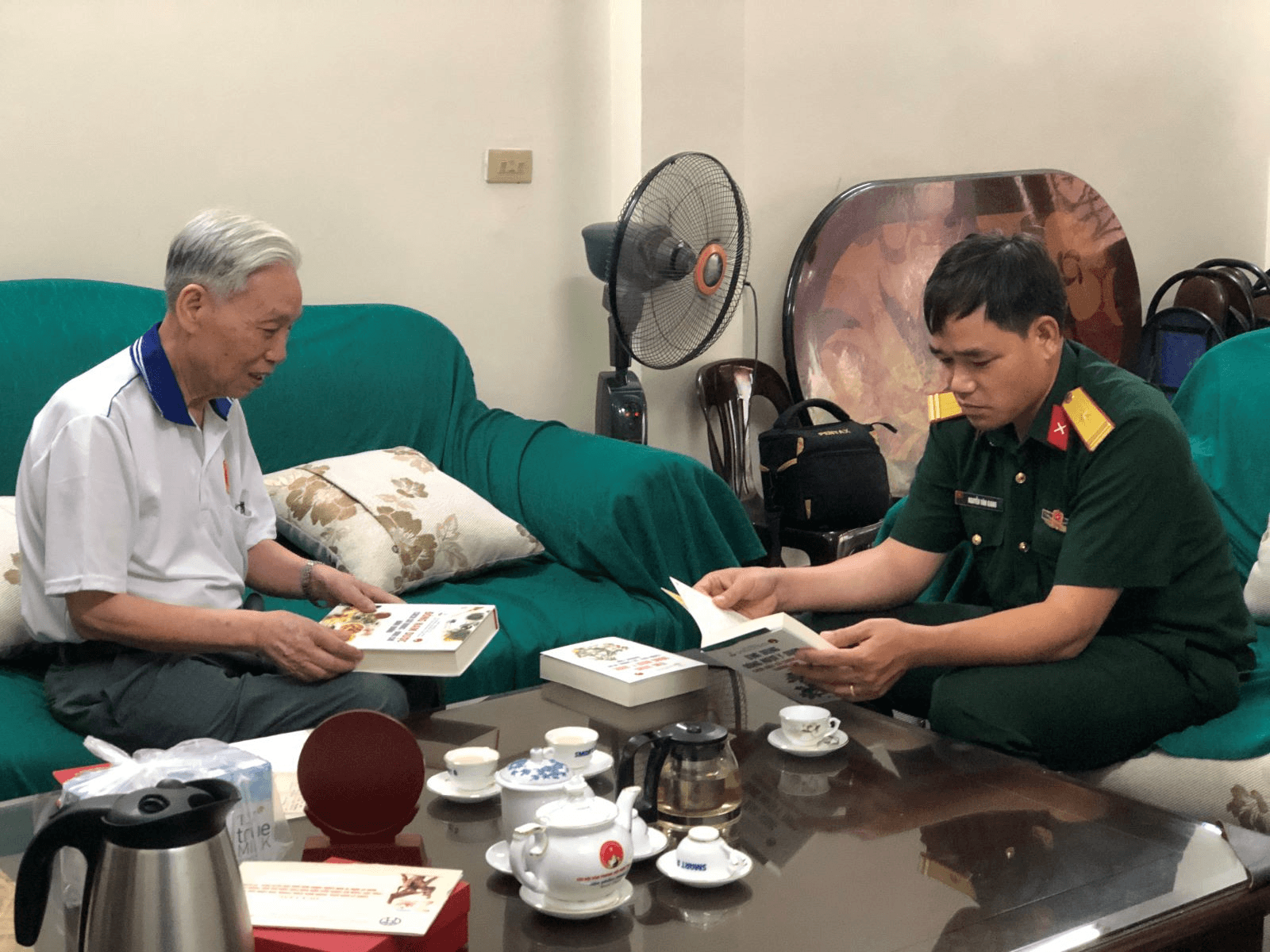 Người chế thuốc cứu thương binh