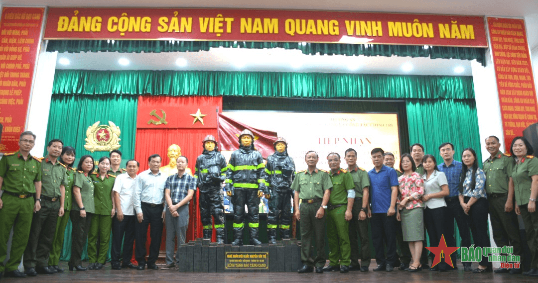 Tiếp nhận tác phẩm điêu khắc về 3 chiến sĩ công an phòng cháy, chữa cháy