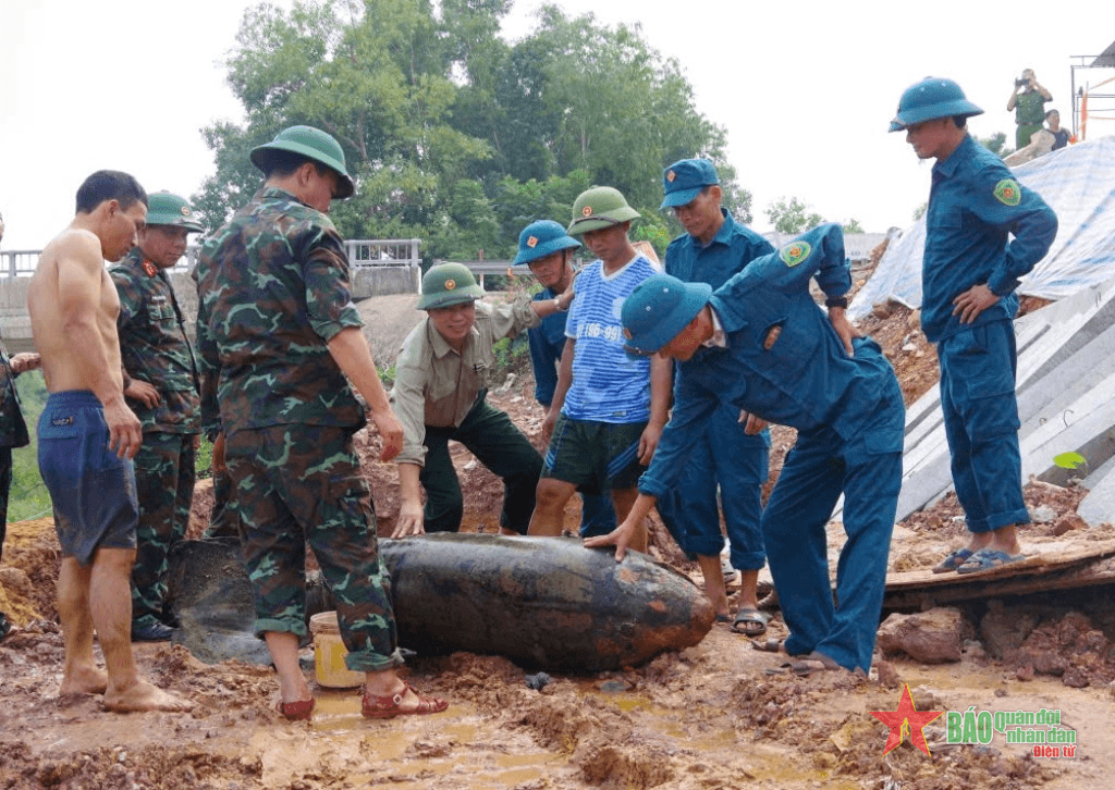 Hà Tĩnh: Hủy nổ quả bom nặng hơn 200kg tại sông Ngàn Mọ